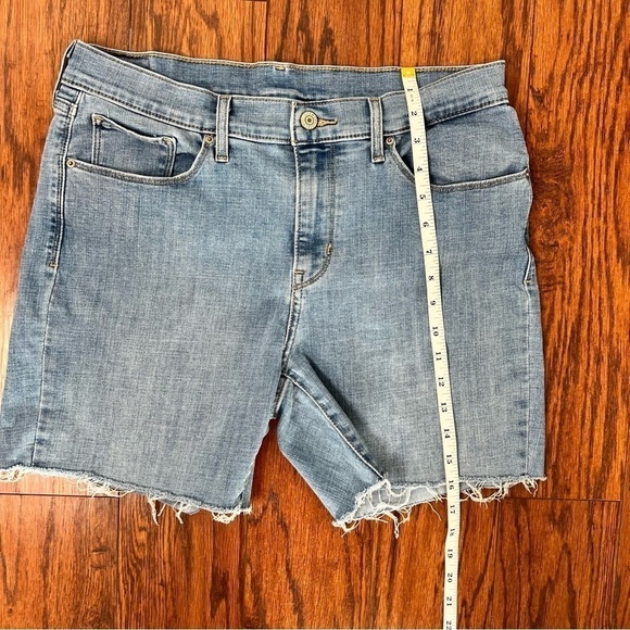 Levi Strauss & Co Distressed Cut Off Light Wash Denim Women's Jean Shorts Sz 12 - Picture 10 of 16